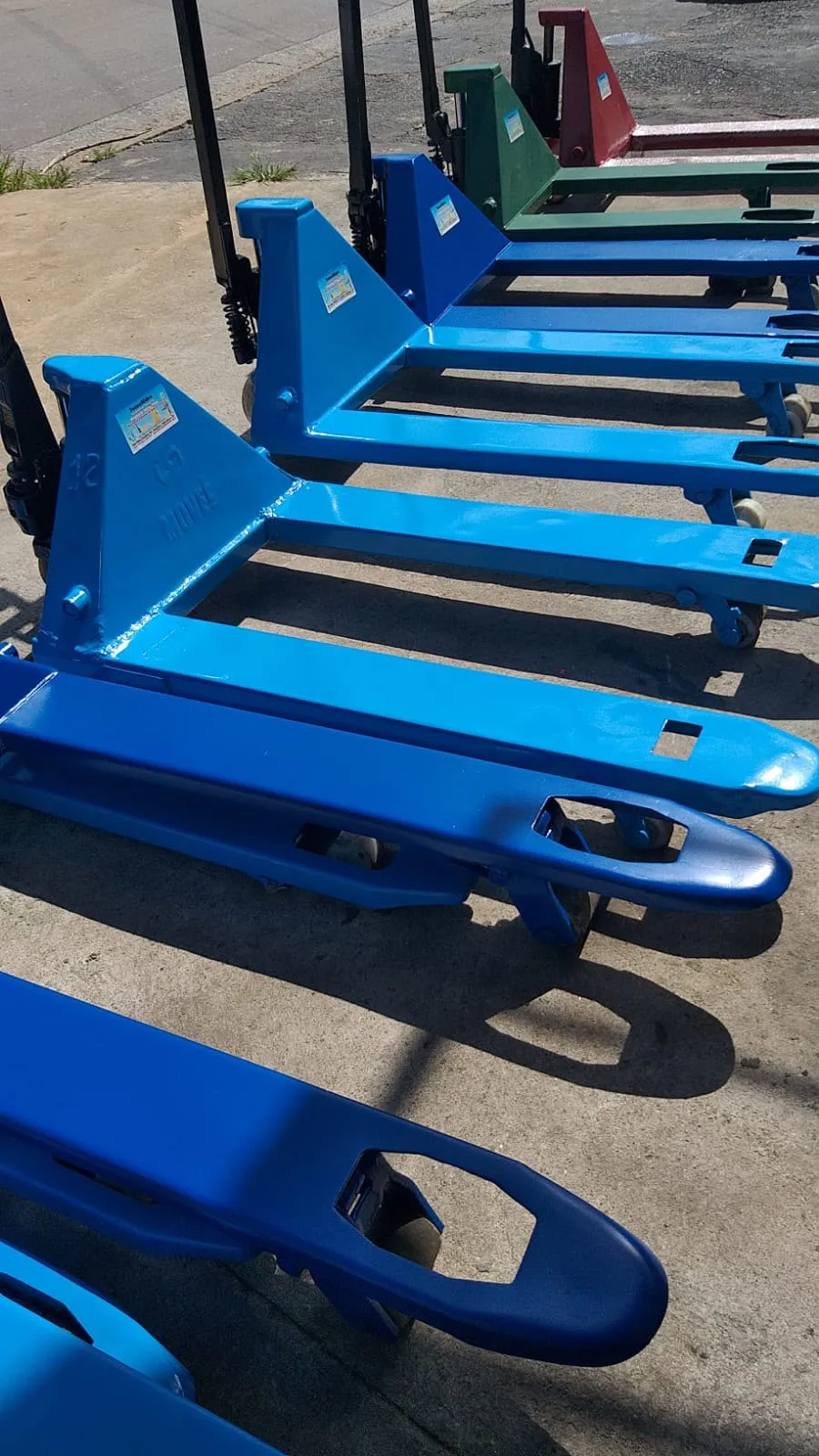 Paleteiras hidráulicas azuis reformadas pela TECNOHIDRO em Guarulhos