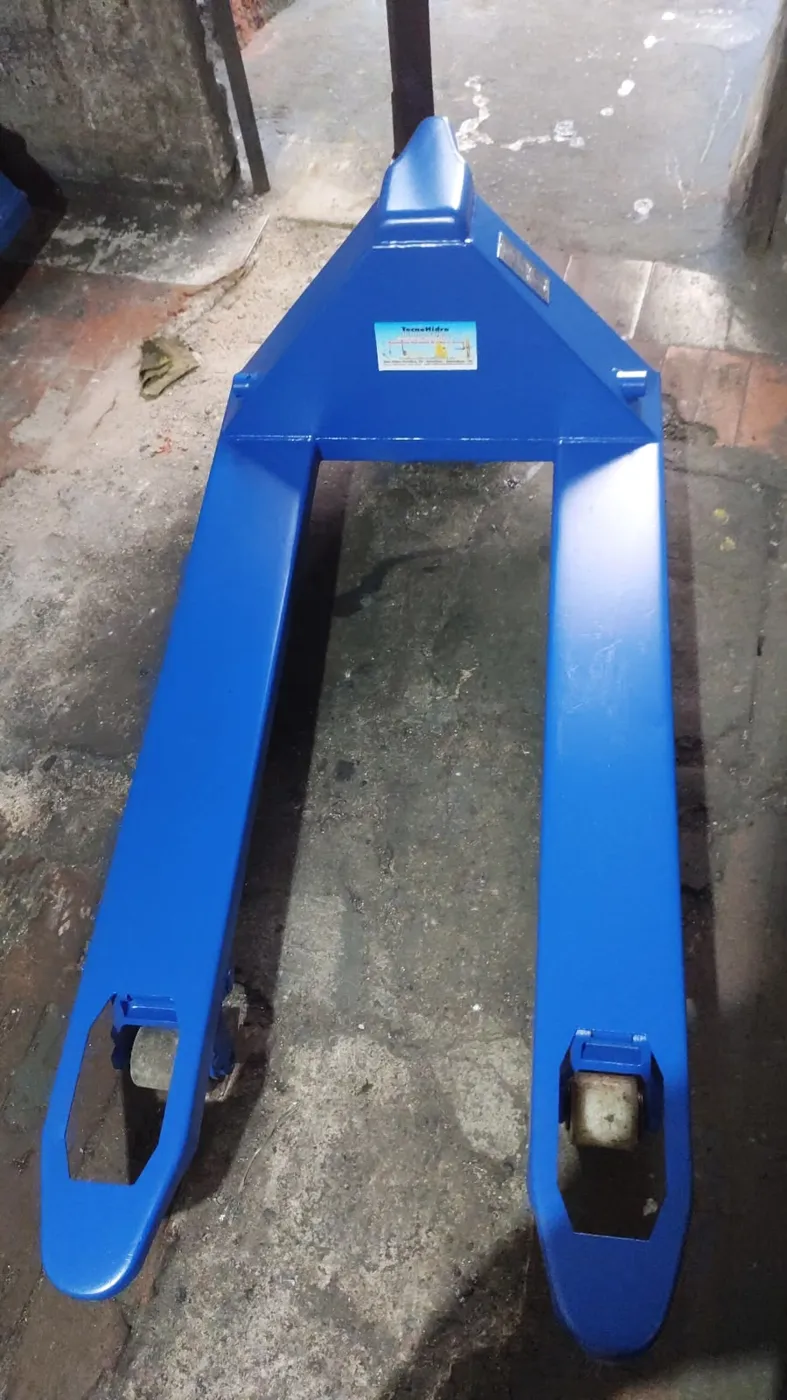 Paleteira hidráulica azul reformada pela TECNOHIDRO