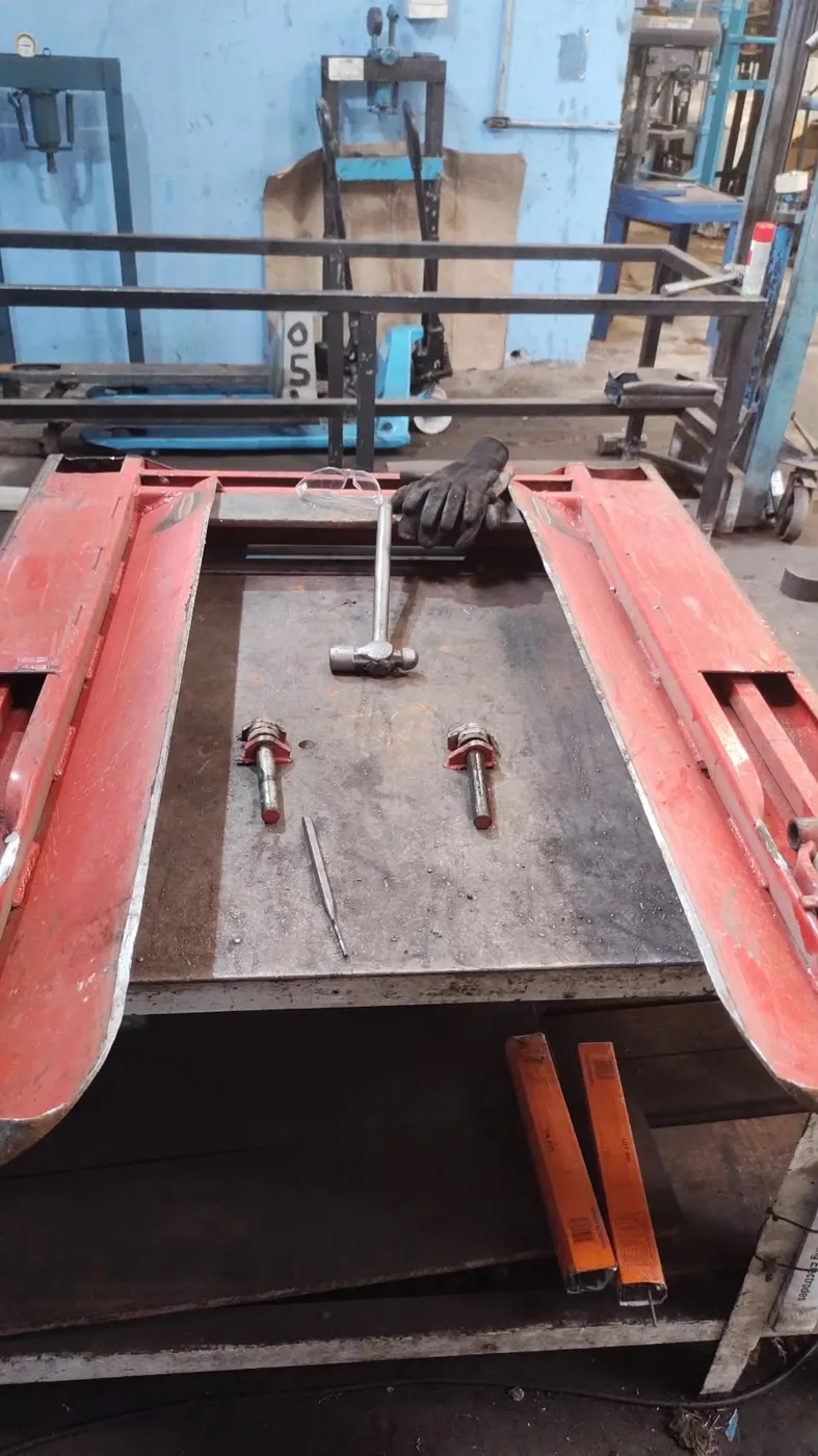 Reparo de garfos e componentes de paleteira hidráulica na bancada da TECNOHIDRO