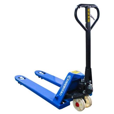Paleteira manual azul hidráulica vista de lado com garfos para paletes